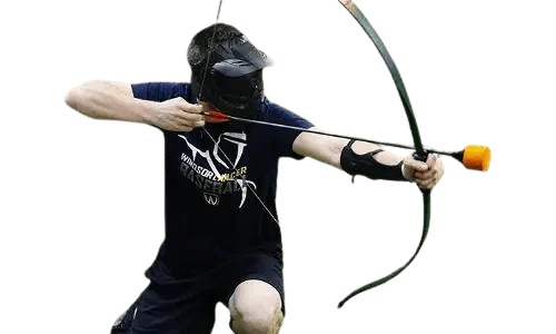Joueur d'archery tag qui bande son arc