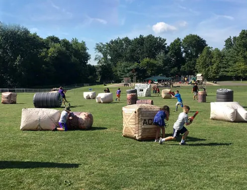 Terrain extérieur avec bunkers gonflables et joueurs